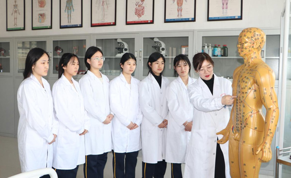 �H���뾰���t(y��)ˎ�W(xu��)УѨλ��(j��ng)�j(lu��)�̌W(xu��)