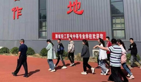 ��У���^����